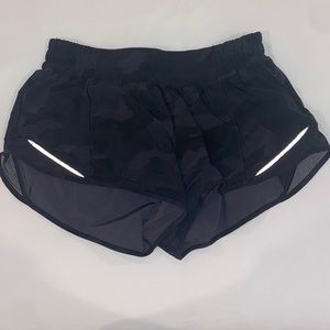 Lululemon! Black camo Hotty Hot Low-Rise 2.5 Length Size 8
